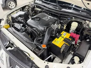 Mitsubishi Montero 2023 Blanc cassé