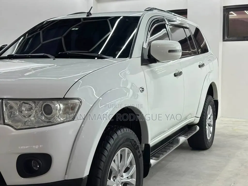 Mitsubishi Montero 2023 Blanc cassé