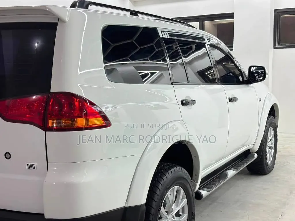 Mitsubishi Montero 2023 Blanc cassé