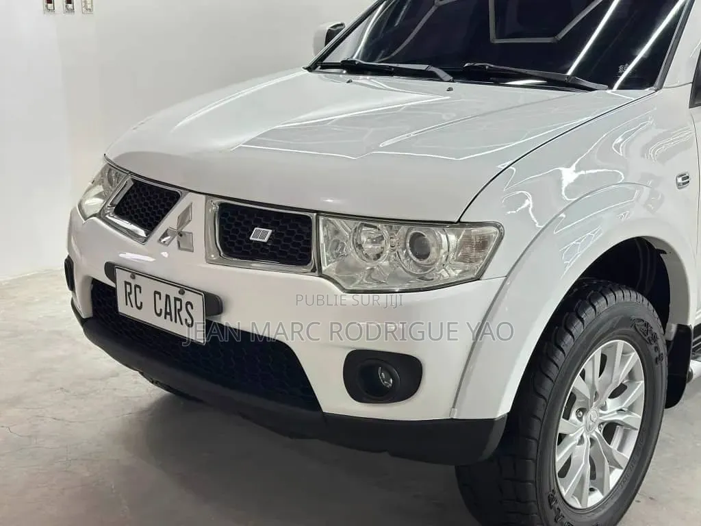 Mitsubishi Montero 2023 Blanc cassé