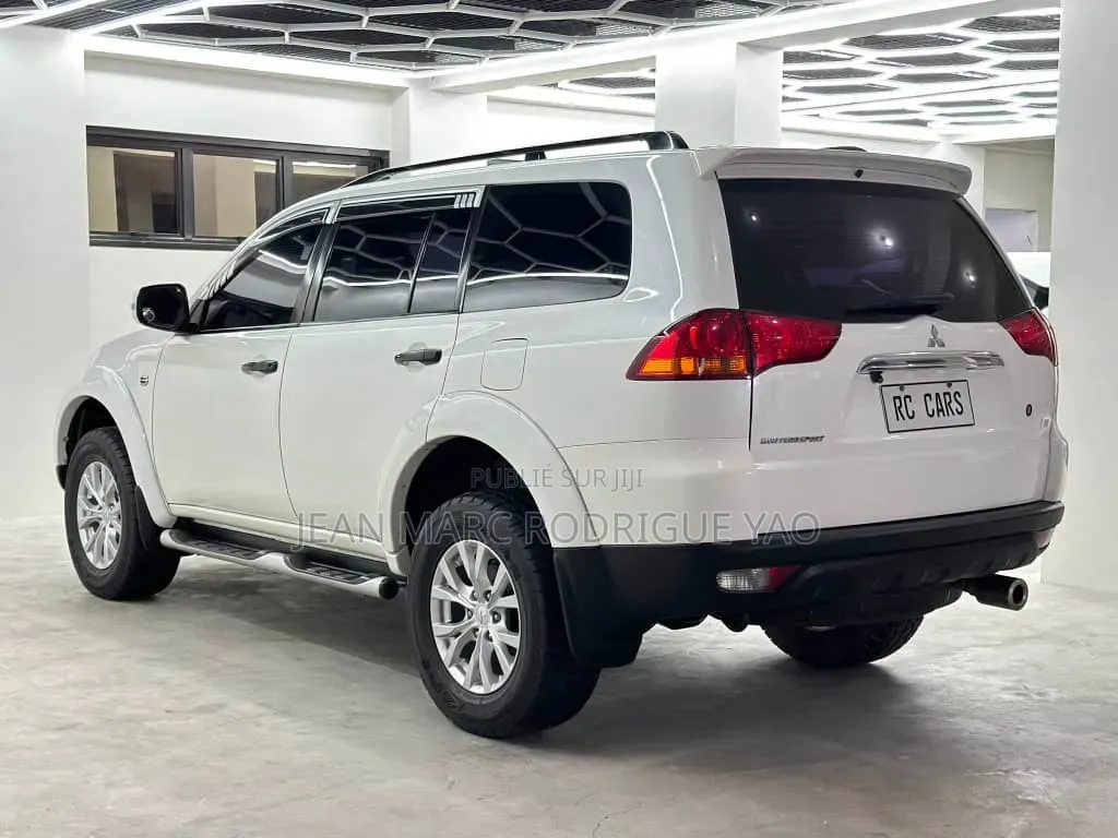 Mitsubishi Montero 2023 Blanc cassé