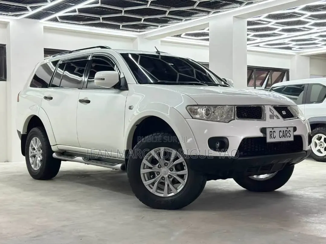 Mitsubishi Montero 2023 Blanc cassé