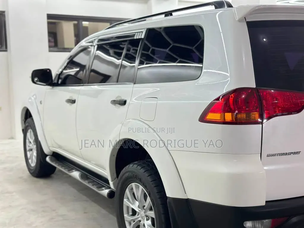 Mitsubishi Montero 2023 Blanc cassé