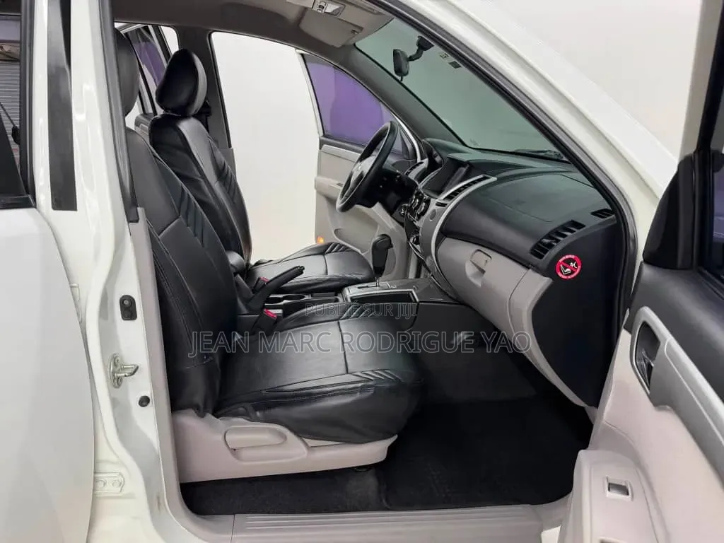 Mitsubishi Montero 2023 Blanc cassé