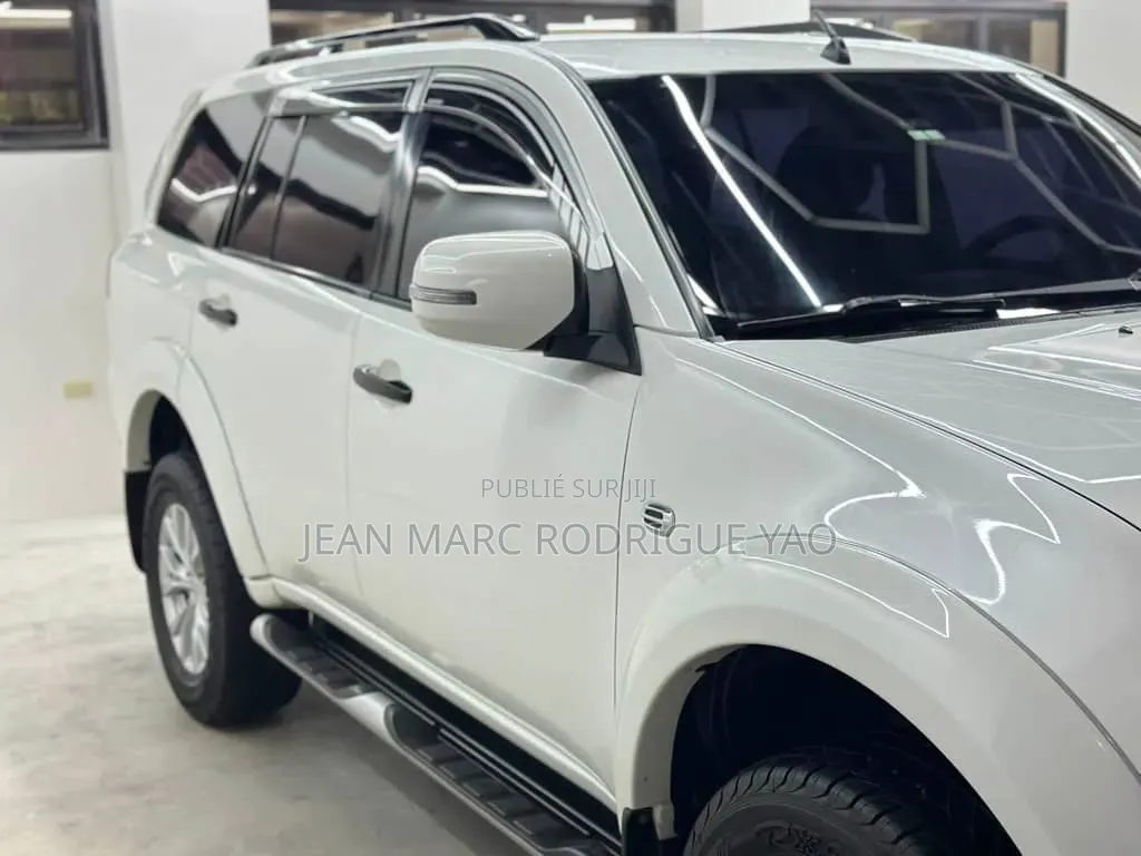Mitsubishi Montero 2023 Blanc cassé