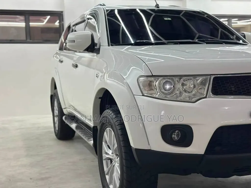 Mitsubishi Montero 2023 Blanc cassé