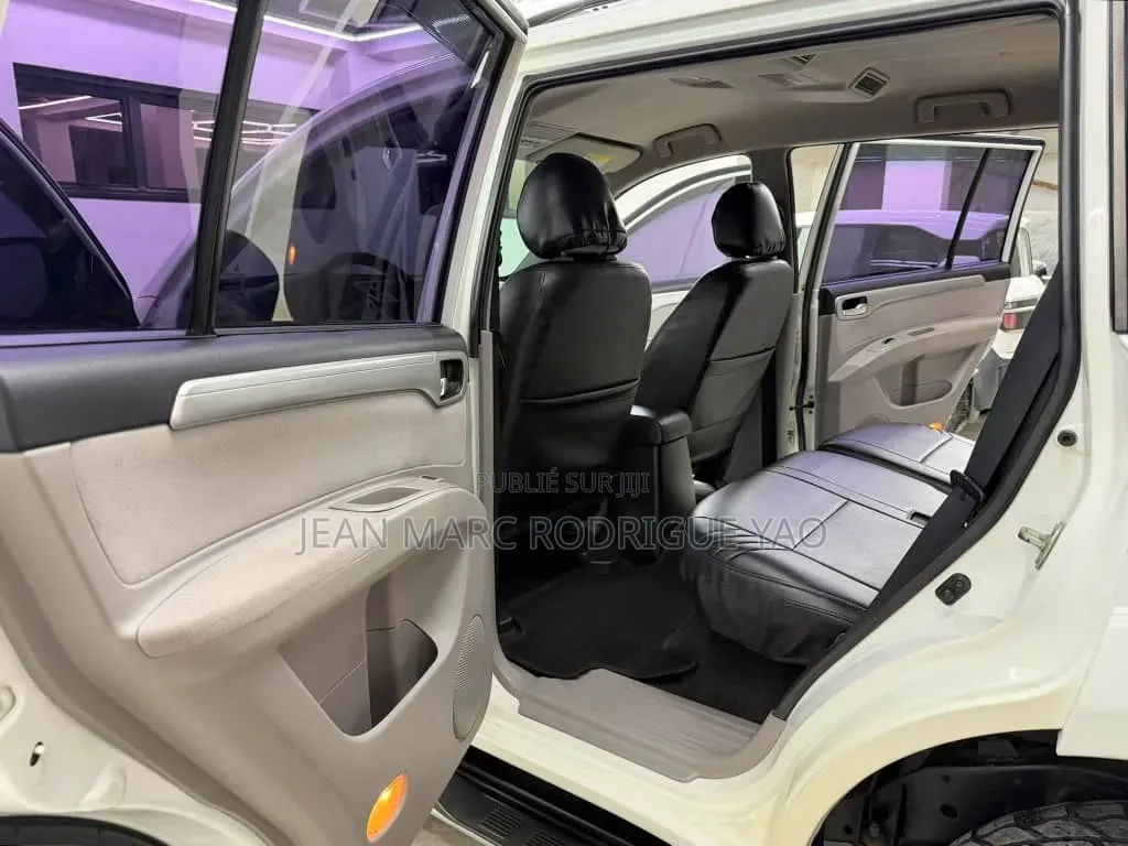 Mitsubishi Montero 2023 Blanc cassé