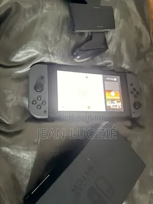 Nintendo Switch + 5 Jeux + Accessoires — À Vendre
