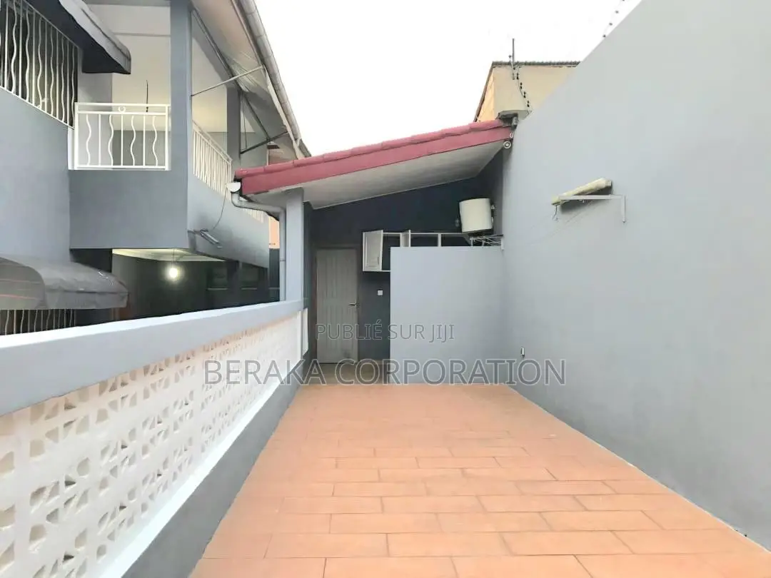 5chbre Duplex dans Beraka Corporation, Cocody à Louer
