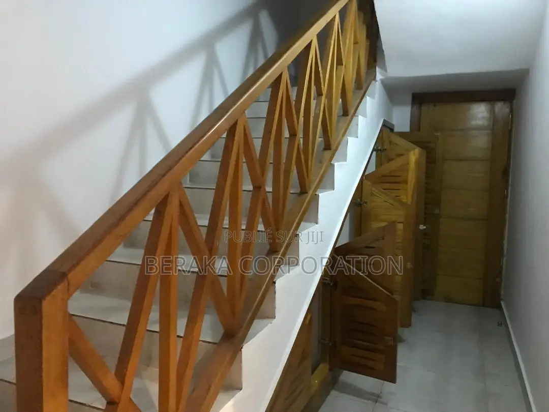 5chbre Duplex dans Beraka Corporation, Cocody à Louer