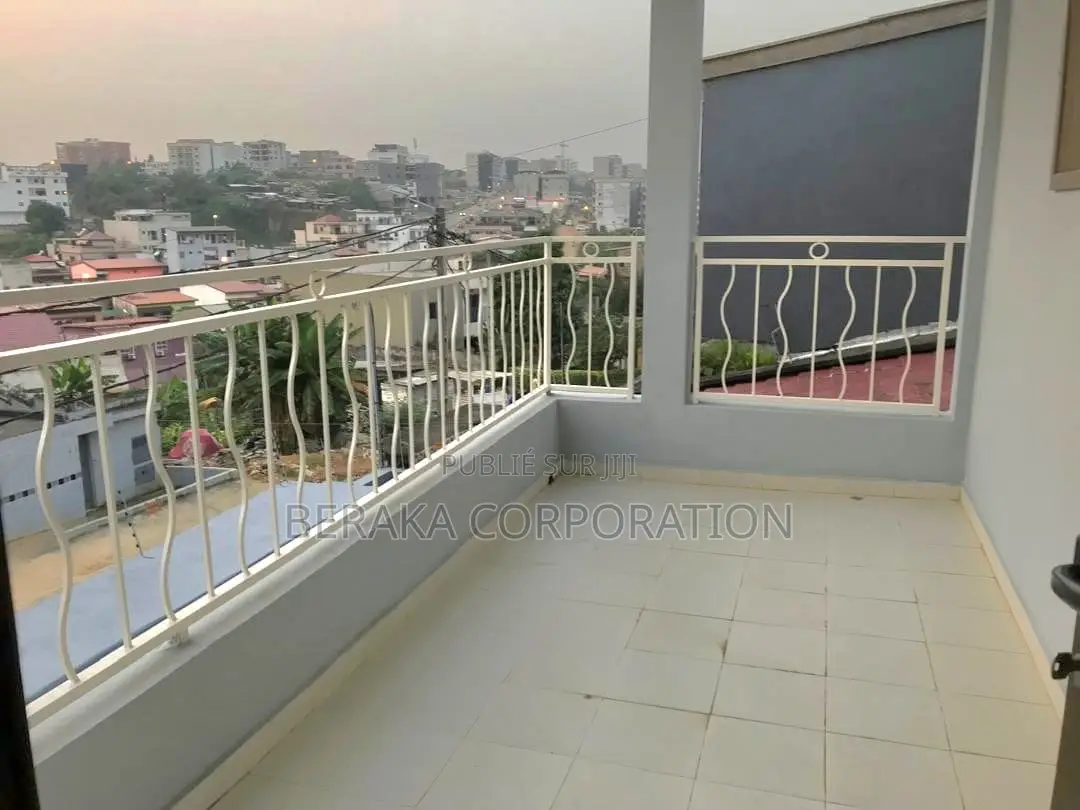 5chbre Duplex dans Beraka Corporation, Cocody à Louer