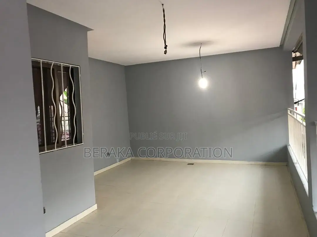 5chbre Duplex dans Beraka Corporation, Cocody à Louer