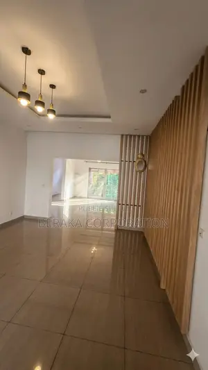 6chbre Duplex dans Beraka Corporation, Cocody à Louer