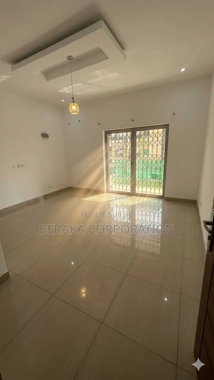 6chbre Duplex dans Beraka Corporation, Cocody à Louer