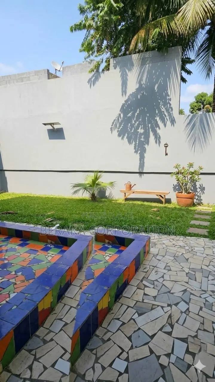 6chbre Duplex dans Beraka Corporation, Cocody à Louer