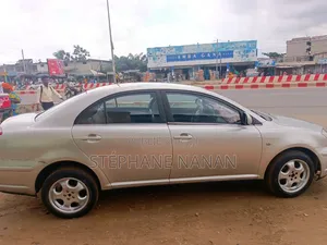 Toyota Avensis 2005 Rouge