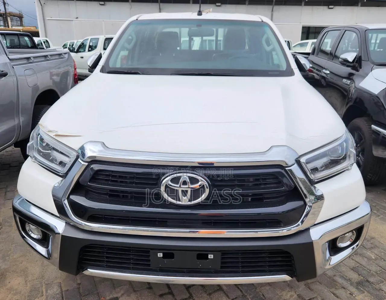Nouveau Toyota Hilux 2025 Blanc cassé