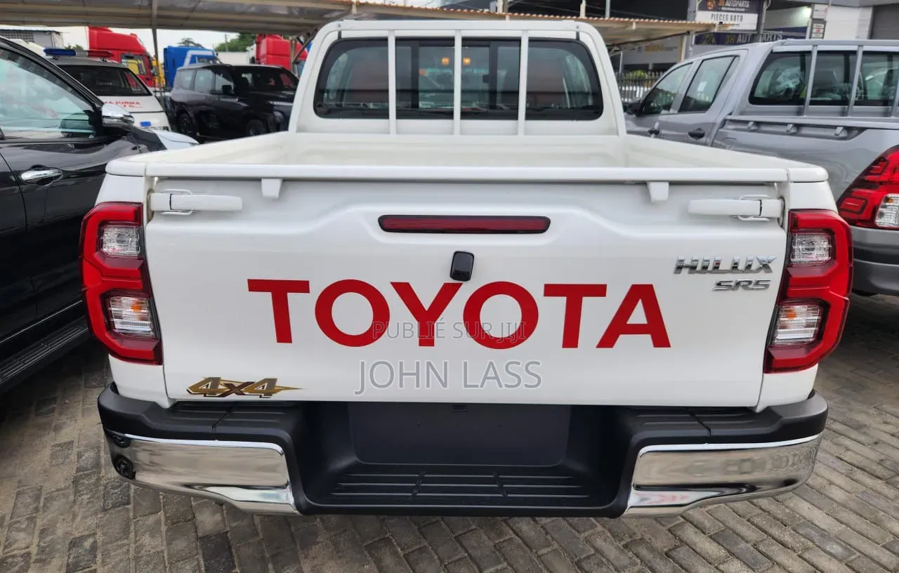 Nouveau Toyota Hilux 2025 Blanc cassé