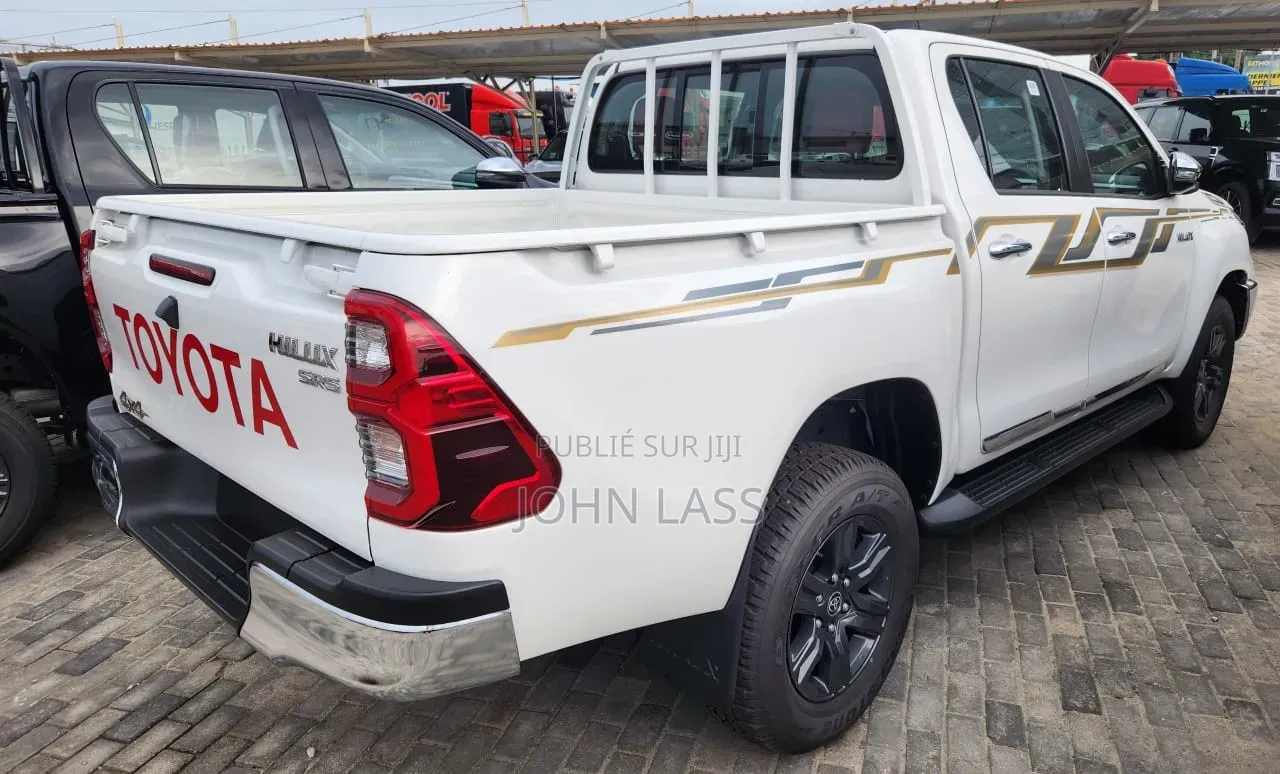 Nouveau Toyota Hilux 2025 Blanc cassé