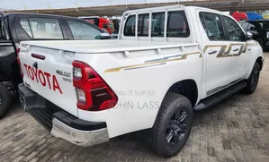 Nouveau Toyota Hilux 2025 Blanc cassé