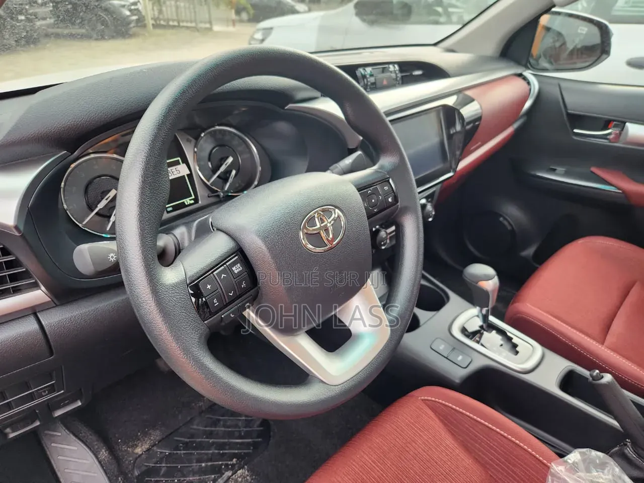 Nouveau Toyota Hilux 2025 Blanc cassé