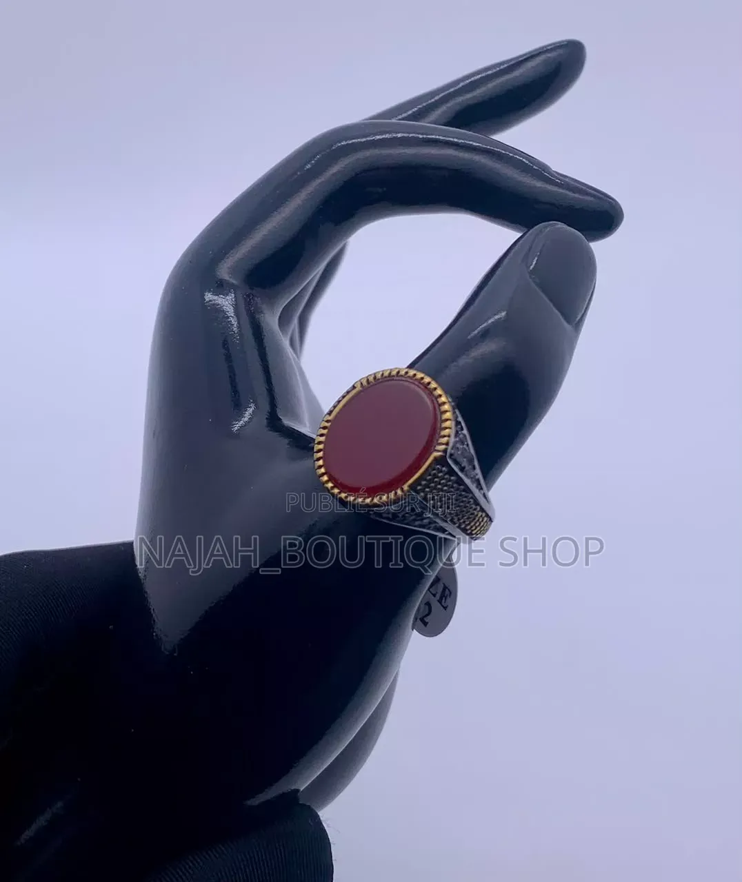 Bague Au Design Minimaliste Et Poli