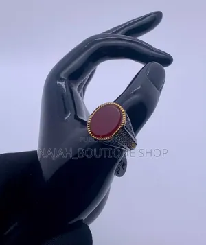 Bague Au Design Minimaliste Et Poli