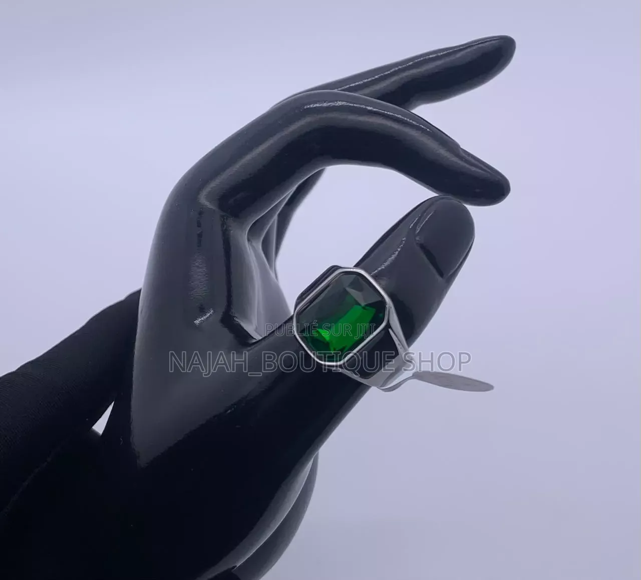 Bague Au Design Minimaliste Et Poli