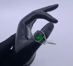 Bague Au Design Minimaliste Et Poli