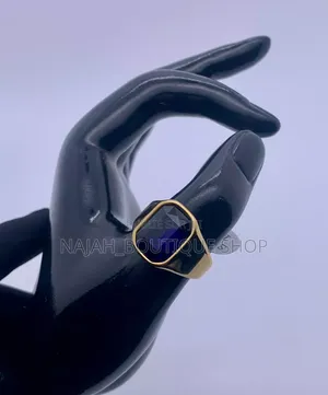 Bague Au Design Minimaliste Et Poli