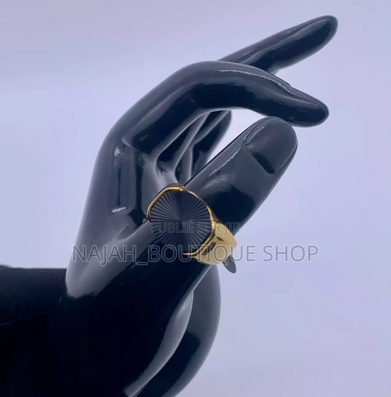 Bague Au Design Minimaliste Et Poli