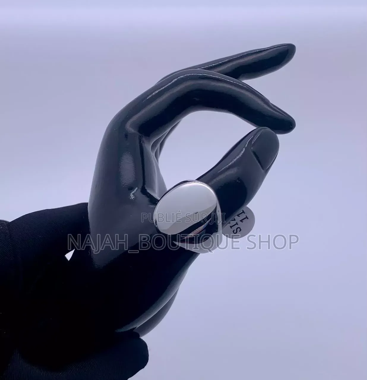 Bague Au Design Minimaliste Et Poli