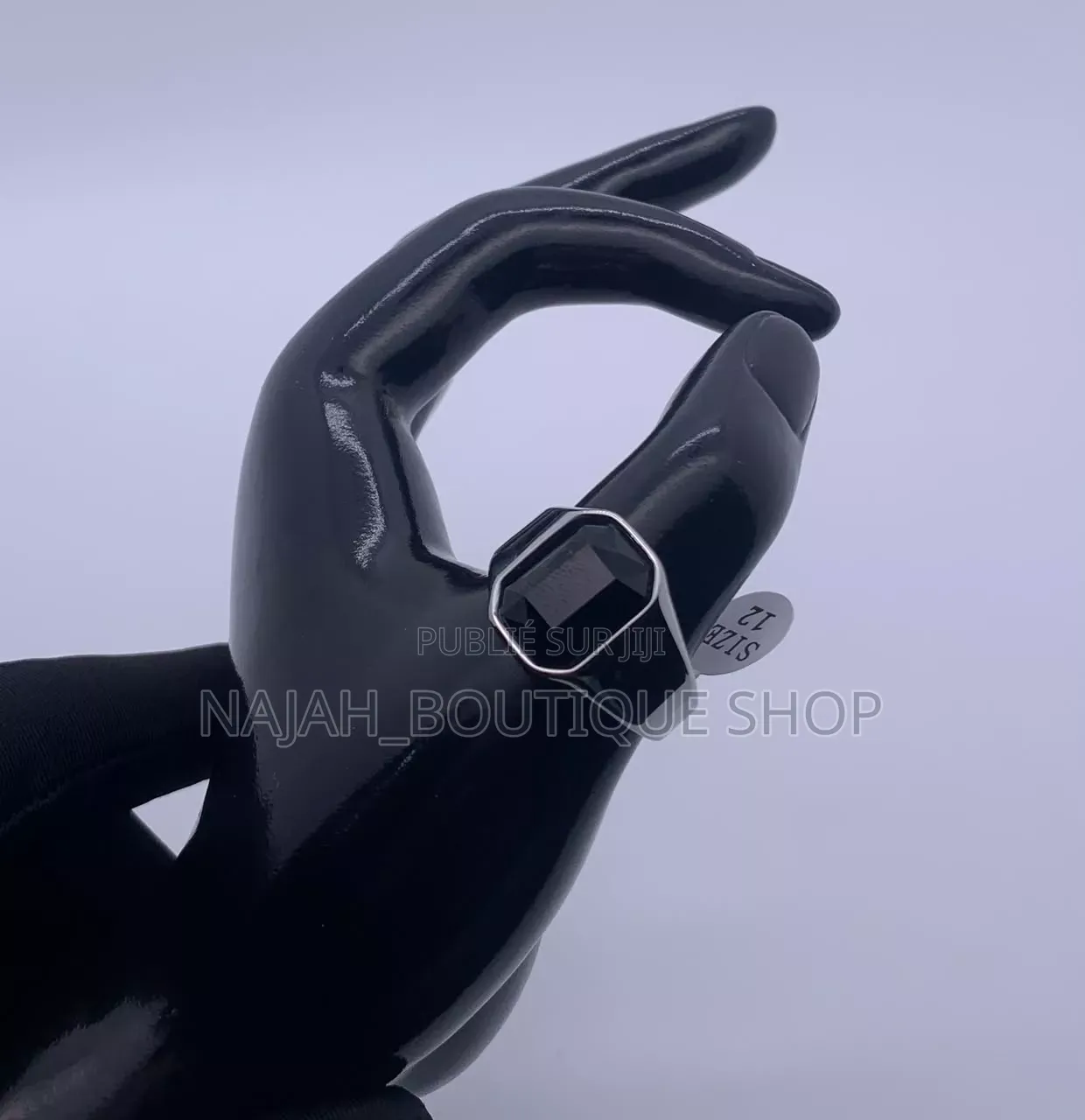 Bague Au Design Minimaliste Et Poli