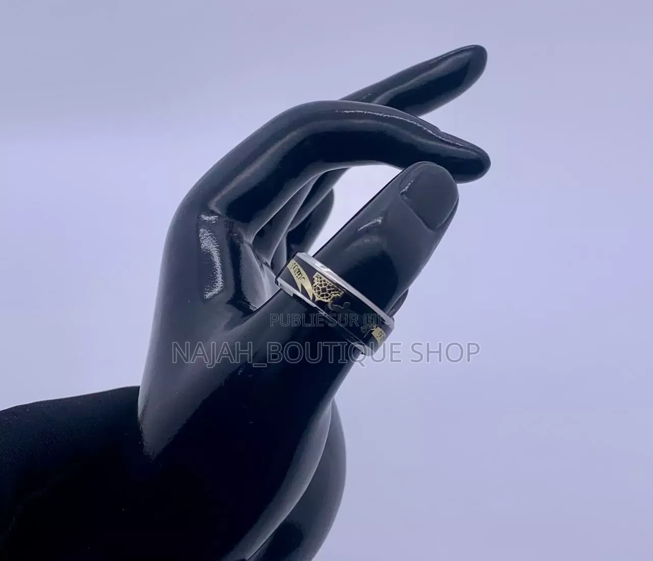 Bague Au Design Minimaliste Et Poli