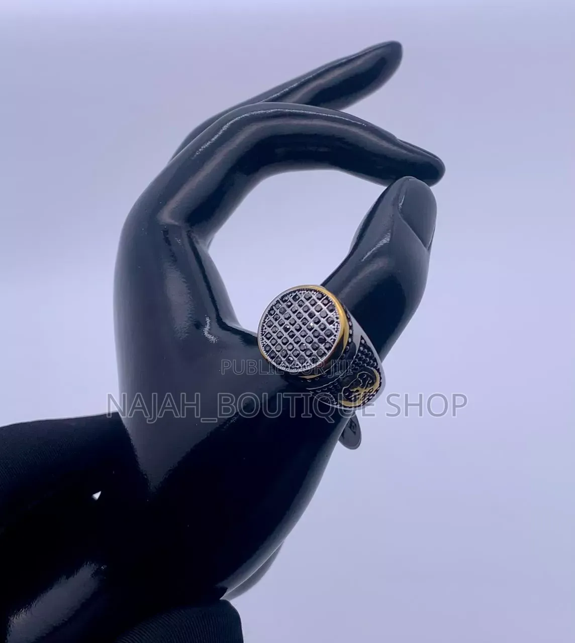 Bague Au Design Minimaliste Et Poli