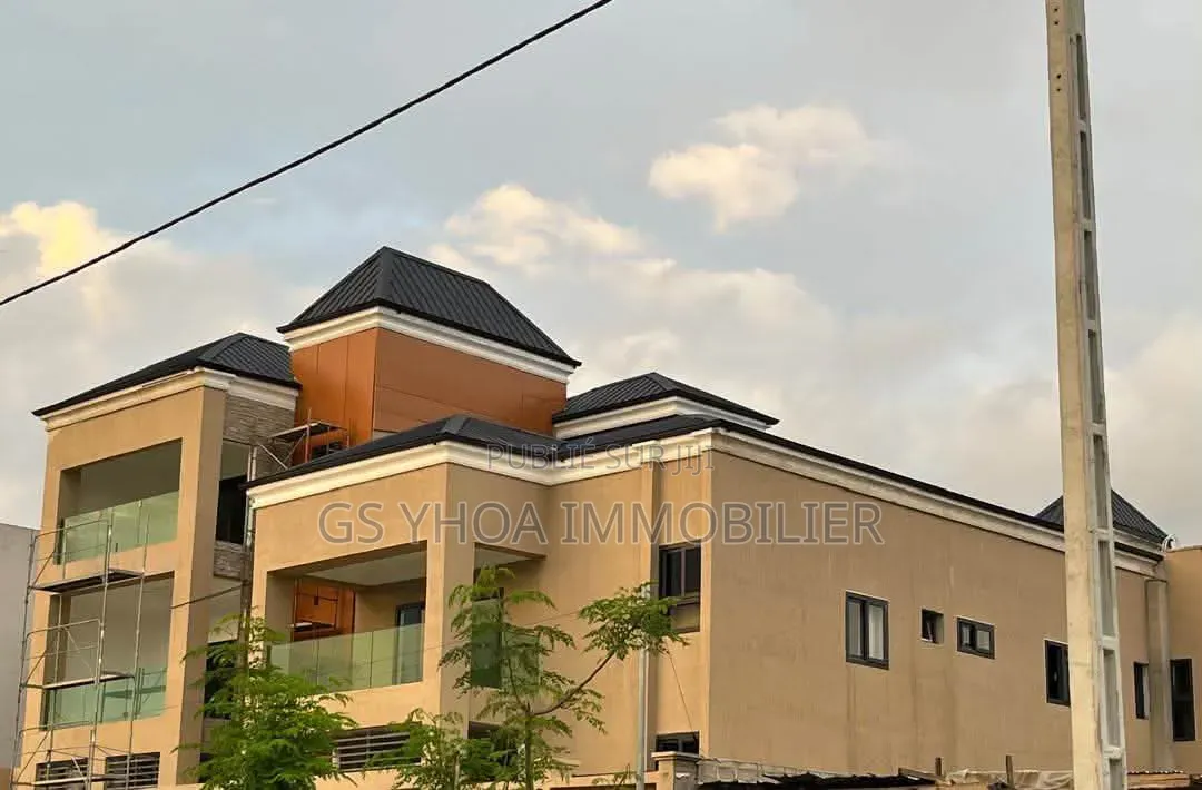 Meublé 7chbre Duplex dans Cocody à Vendre