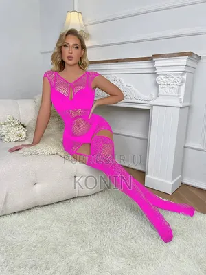 Mini Robe Nuisette en Résille Extensible Avec Découpe Et Bas