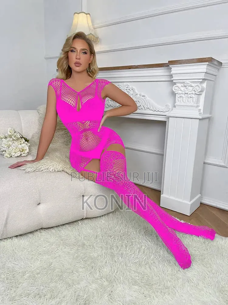 Mini Robe Nuisette en Résille Extensible Avec Découpe Et Bas