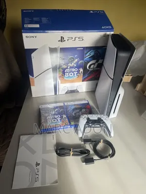 Console Sony PlayStation 5 (PS5) Standard – Avec 2 Manettes, Casque