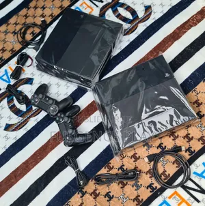 PS4 Fat Très Propre, 15 Jeux Installé Dans La Console Et Deux Manettes