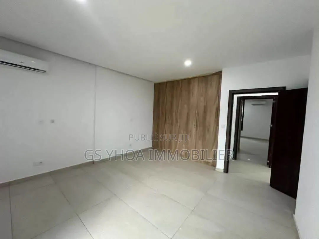 5chbre Duplex dans Cocody à Vendre