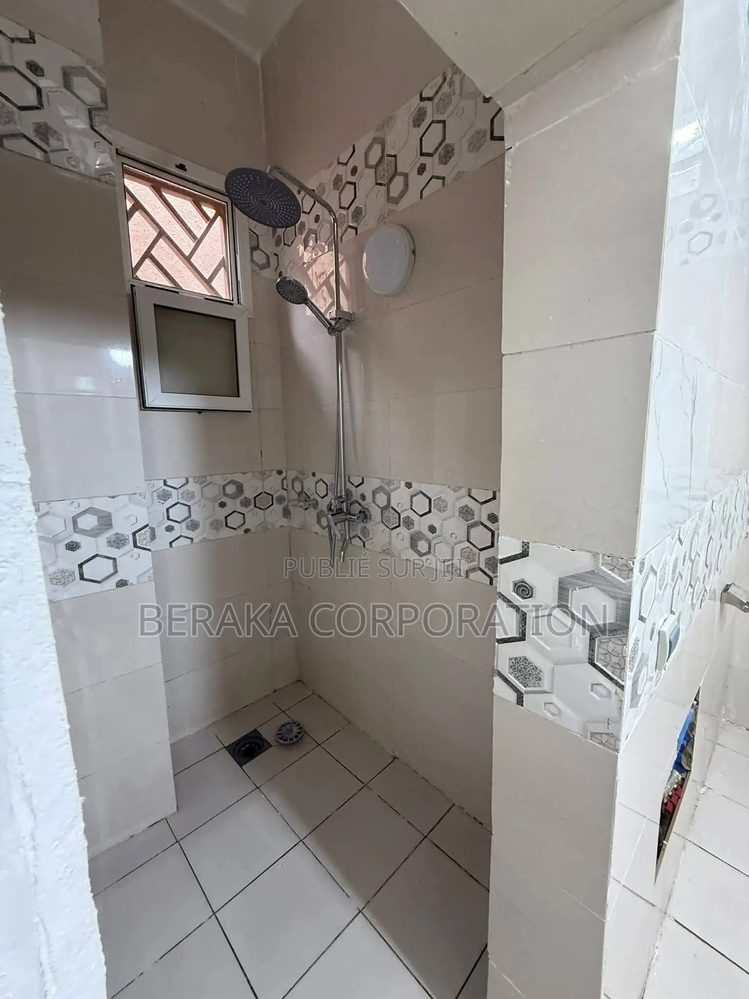 3chbre Villa dans Beraka Corporation, Bingerville à Vendre