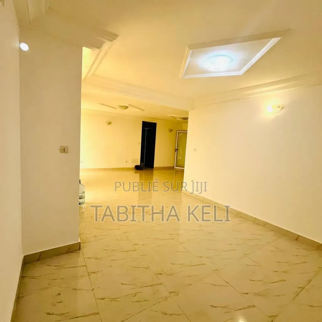 3chbre Appartement dans Francis Gweh, Cocody à Louer