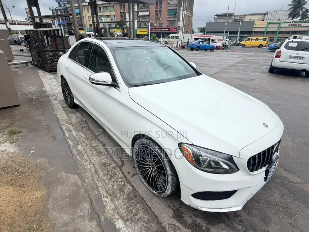 Mercedes-Benz C300 Luxury Sedan RWD (2.0L 4cyl 7A) 2017 Blanc