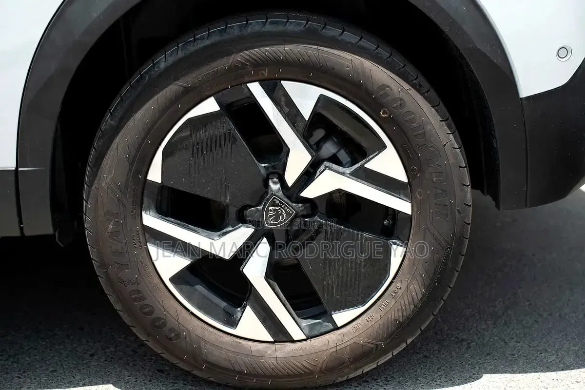 Nouveau Peugeot 2008 2025 Blanc cassé