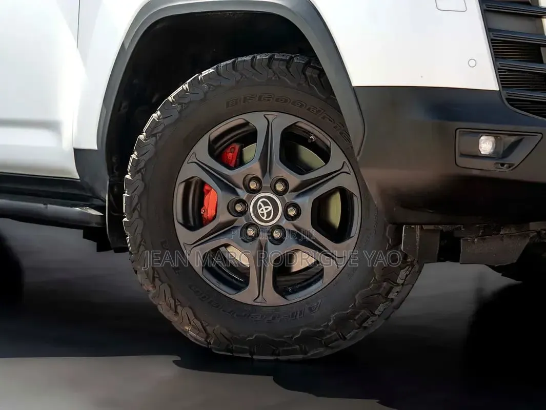 Nouveau Toyota Land Cruiser 2026 Blanc cassé