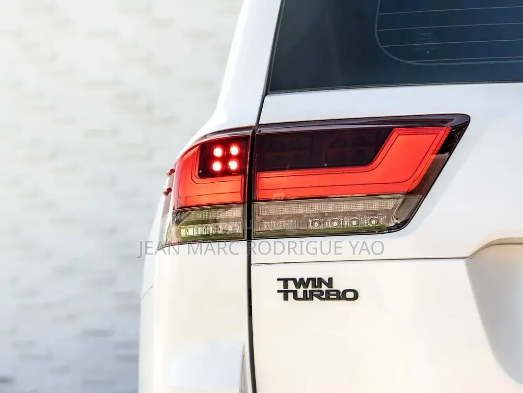 Nouveau Toyota Land Cruiser 2026 Blanc cassé