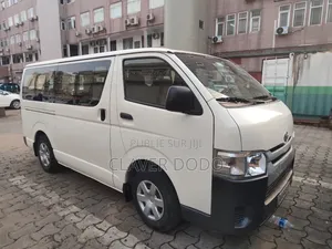 Toyota HiAce 2024 Blanc