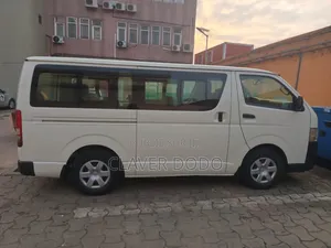 Toyota HiAce 2024 Blanc