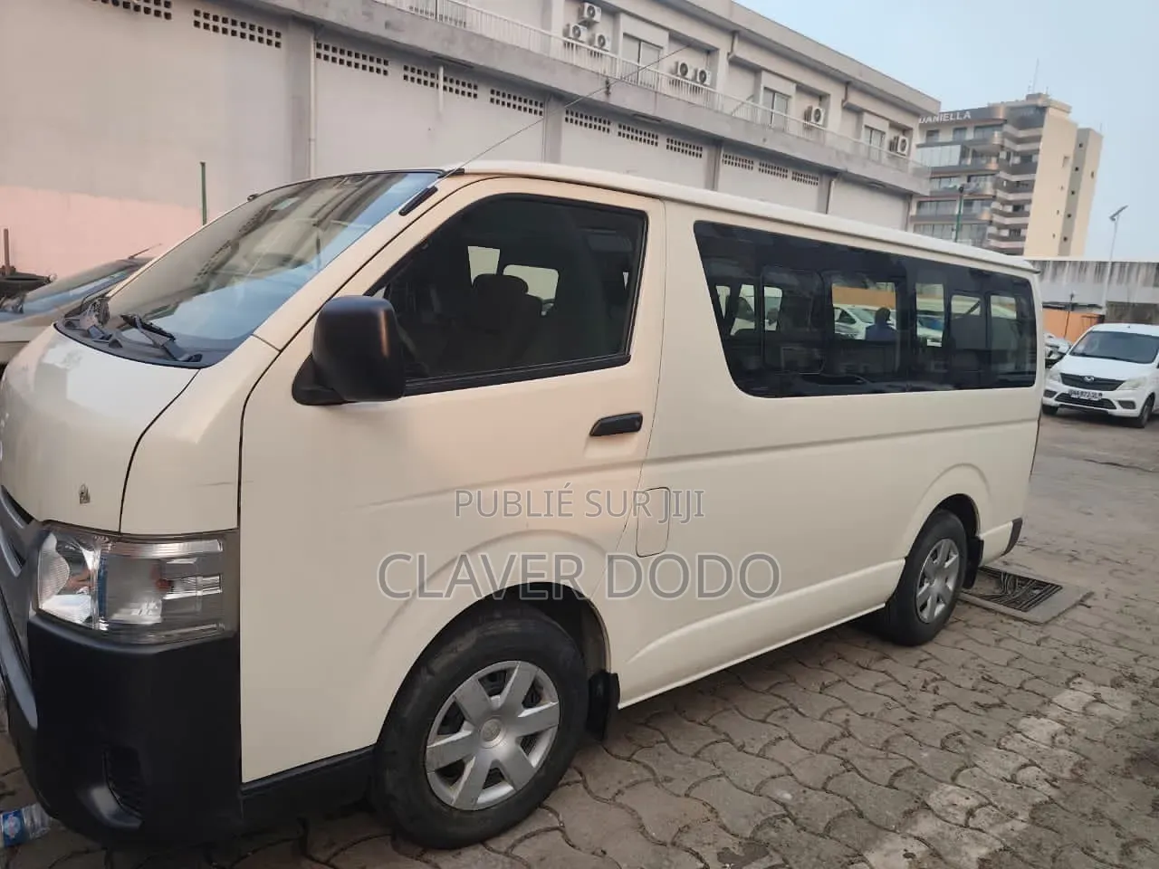 Toyota HiAce 2024 Blanc